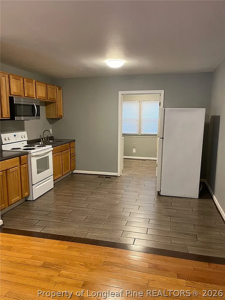2 bed, 1.0 bath, 828 sqft, $1,200 — Photo 3
