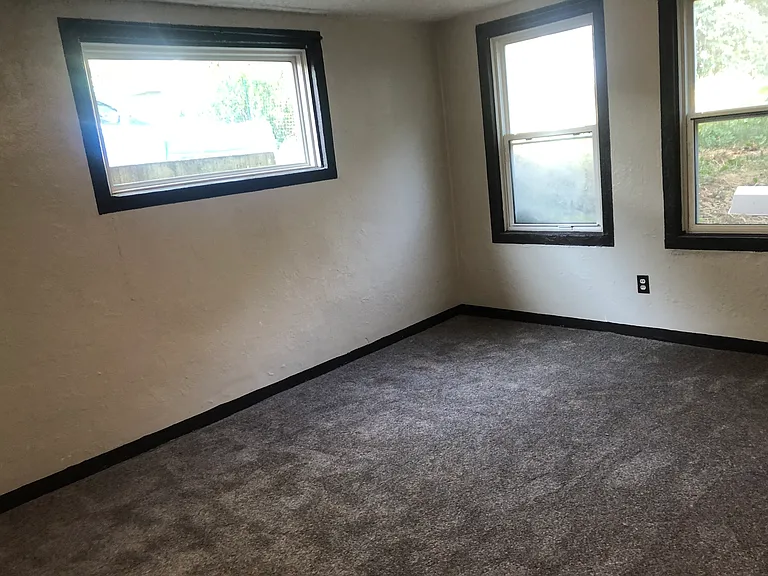 383 NW Irving St — Photo 7