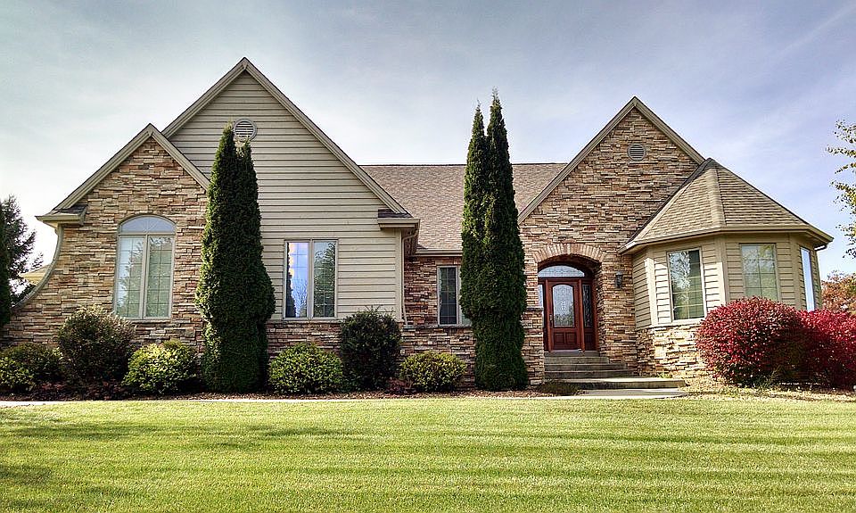 1st image of 624 Versailles Dr