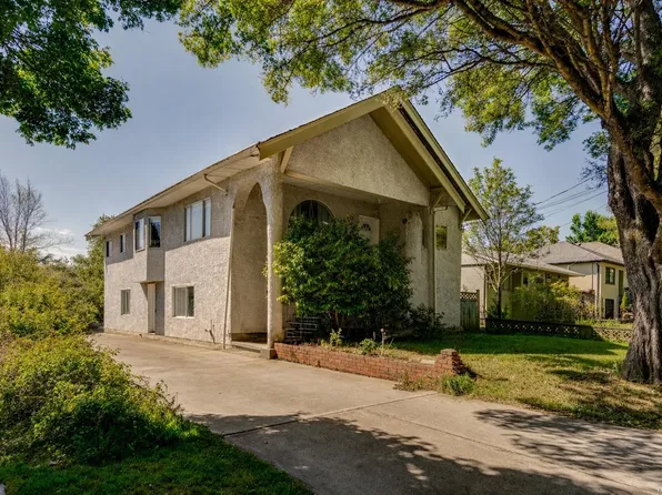 2630 Victor St, Victoria, BC V8R 4E2