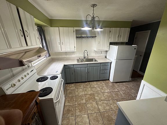 3rd image of 32 Charjean Dr