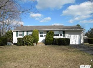 561 Ocean Ave, Oakdale, NY 11769