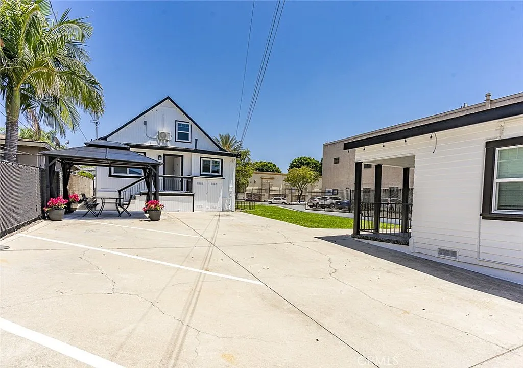 Building Photo - 6741 S Newlin Ave #BACK