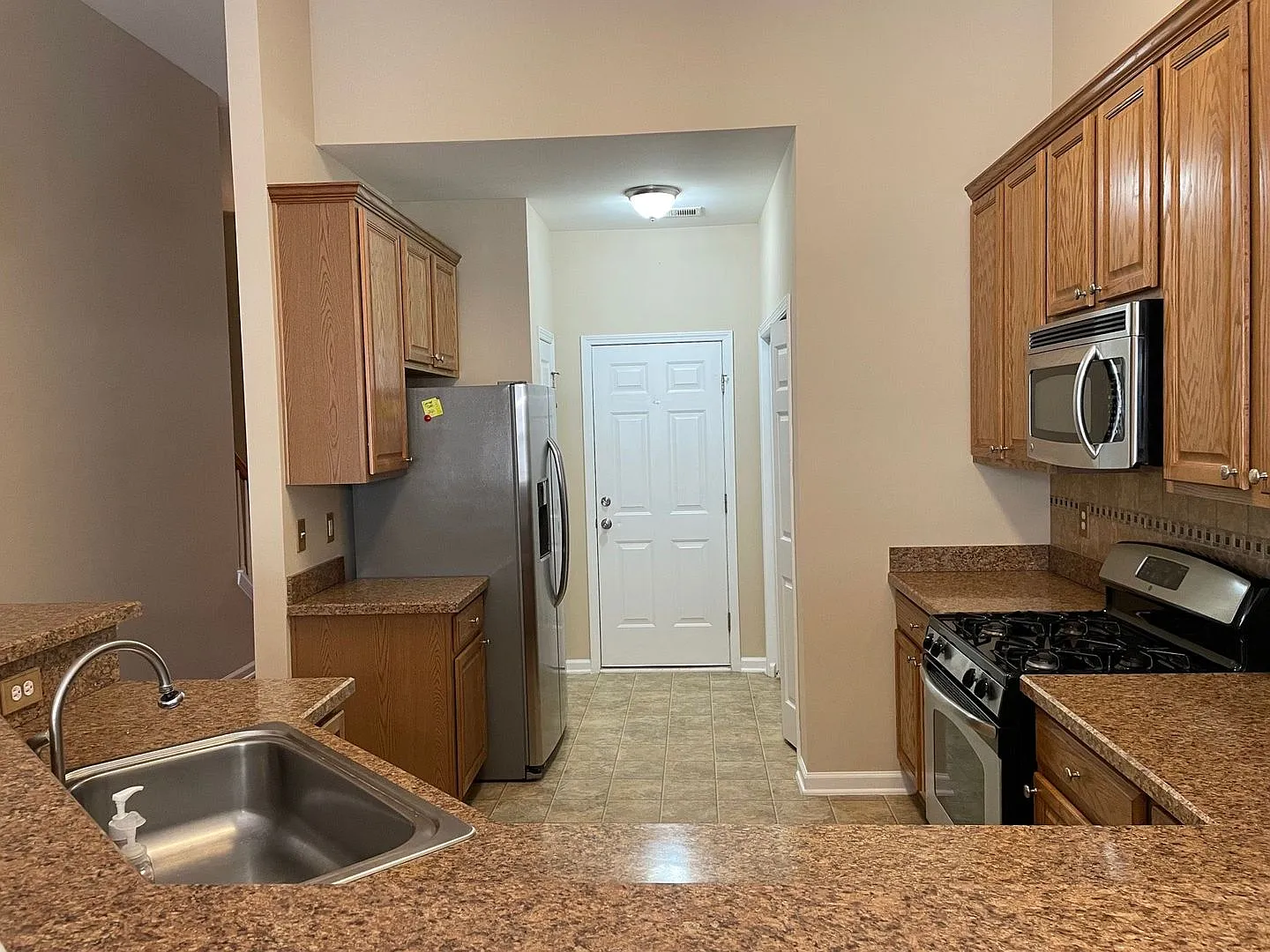 Very nice 4 bedroom/3 bath condo in Tuscany with fireplace, enclosed patio, 1 car garage — Photo 3