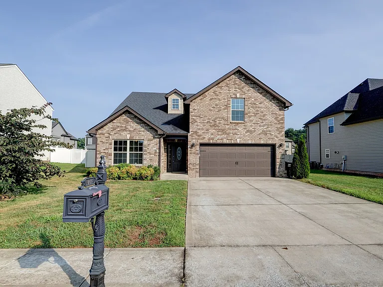 1008 Meadowview Ln — Photo 4