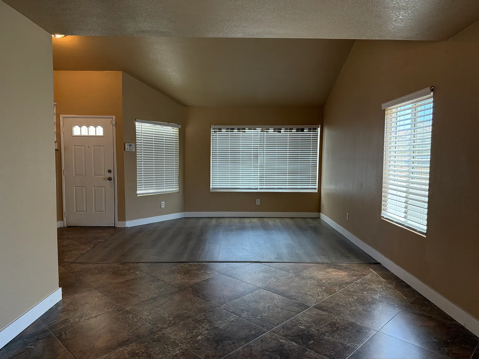 4 bed, 1966 sqft, $2,800 — Photo 4