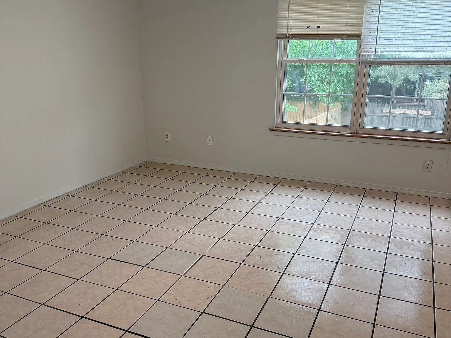 3 bed, 1050 sqft, $1,100 — Photo 2