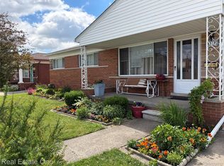8318 Stanley Dr, Warren, MI 48093