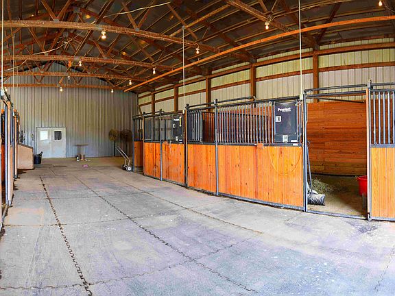 4(12 x 12) 1 (12 x 24)stalls