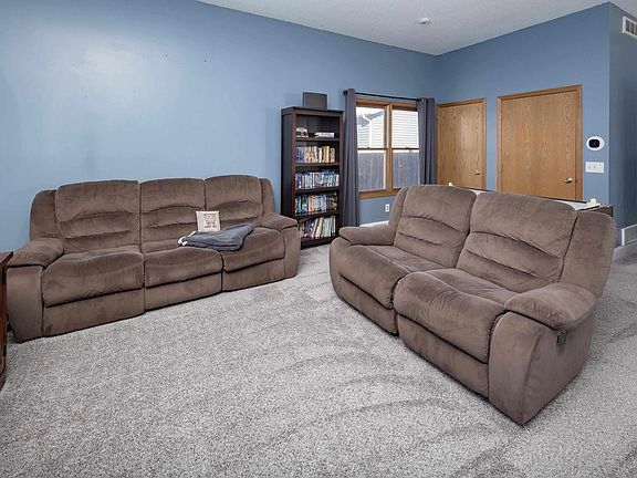 3rd image of 3292 Overland Dr