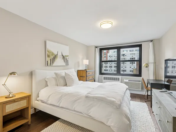 315 East 70th Street 9A image 3 of 7