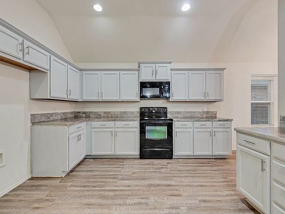 4th image of 500 Crescent Creek Ln