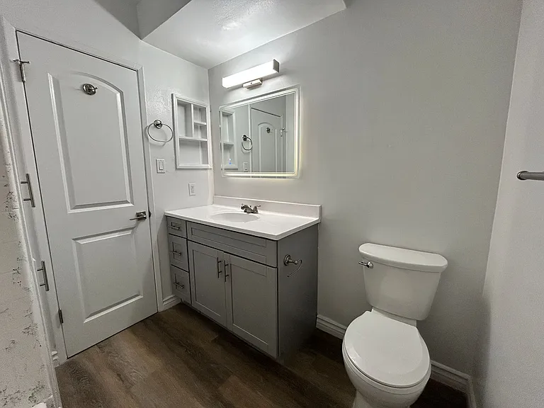 13860 Burbank Blvd — Photo 23
