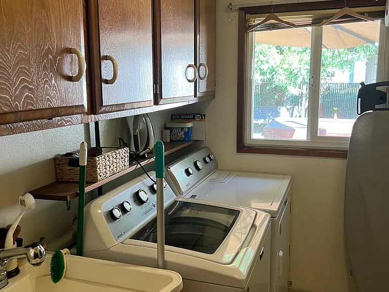 194 NE 20th Dr — Photo 11