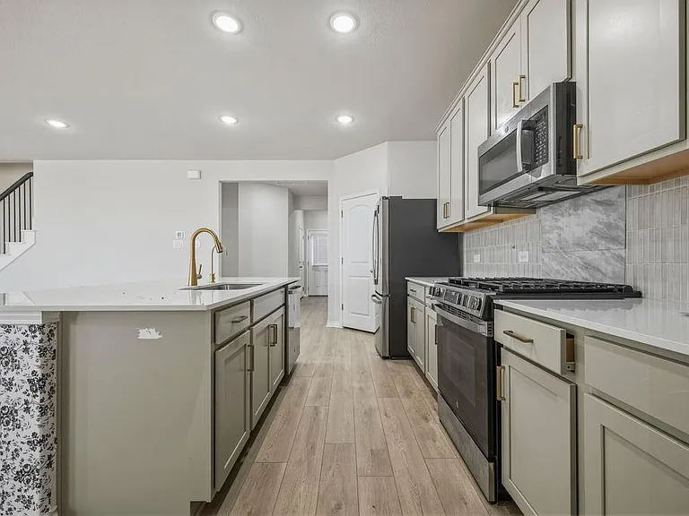 245 Leeland Dr — Photo 8
