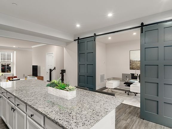 3rd image of 3035 Oglethorpe Dr