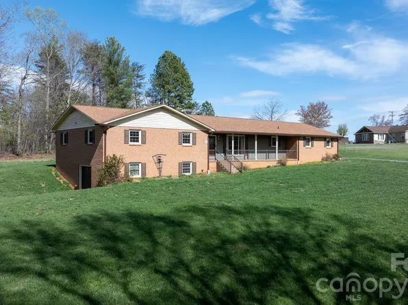 5515 Chestnut Dr, Hickory, NC 28602