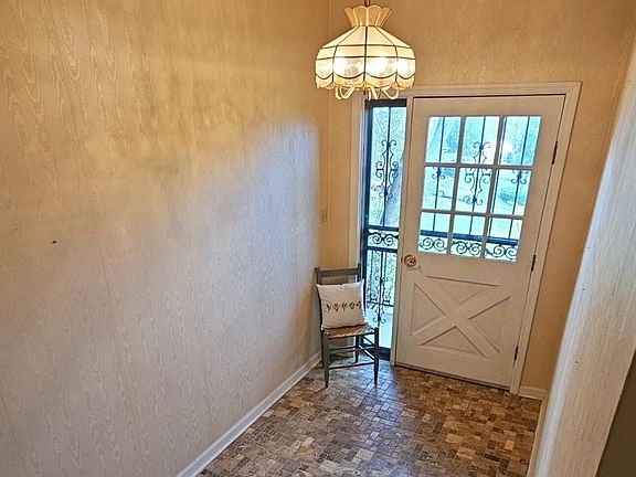 4th image of 501 Glen Ln