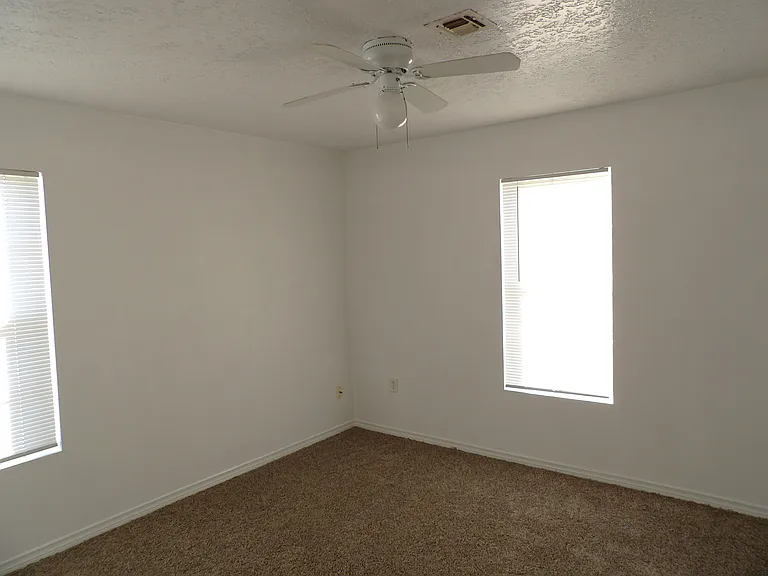 2828 NW Mobley Ave — Photo 5