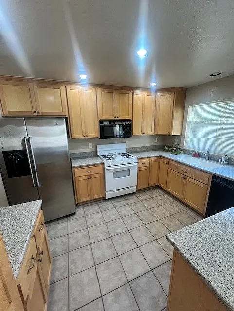 3 bed, 1314 sqft, $3,300 — Photo 2
