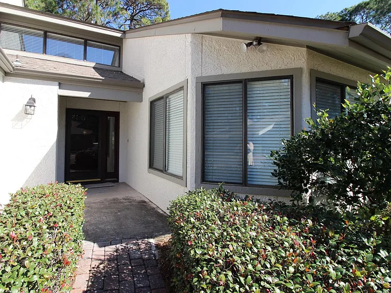 114 Gleneagles Dr — Photo 2