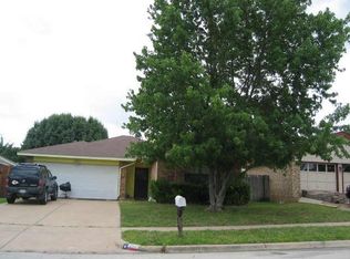 210 Valley Spring Dr, Arlington, TX 76018