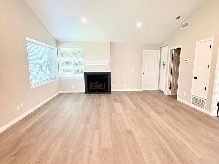 220 N R St — Photo 3