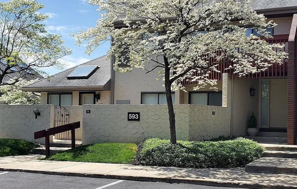 593 Geneva Dr #13