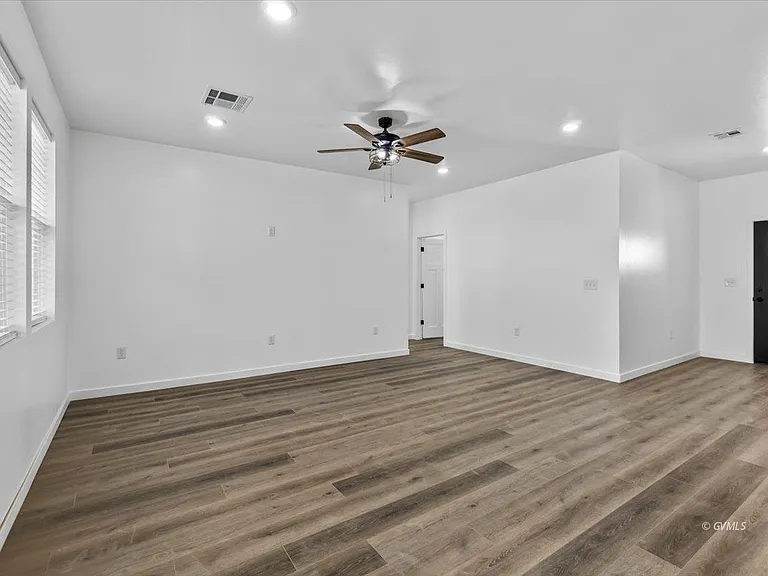 2926 W Eagle Dr — Photo 4