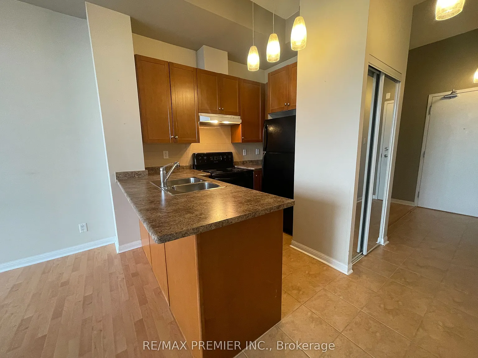 2 bed, $1,900 — Photo 2