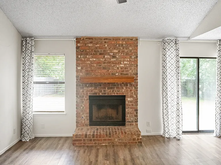 1203 Yorkshire Ln — Photo 9
