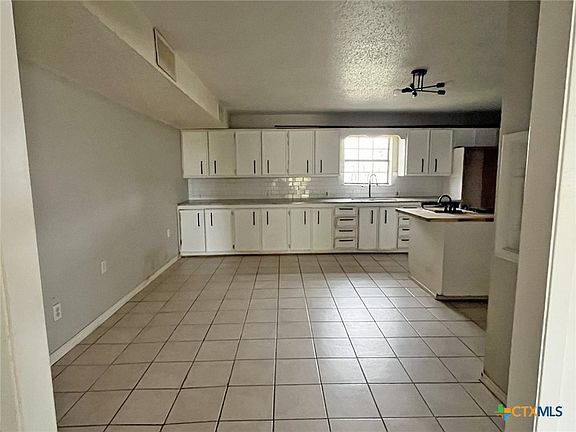 3rd image of 104 E Elms Rd