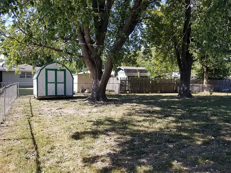 515 Warwick Dr — Photo 29