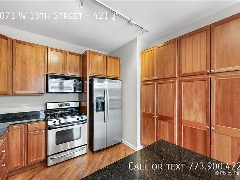 1071 W 15th St #421 — Photo 8