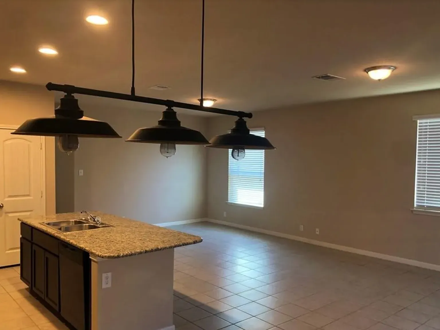 4 bed, 1627 sqft, $1,850 — Photo 4