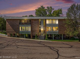 32000 Grand River Ave, Farmington, MI 48336