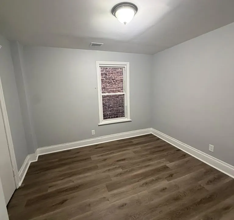 376 6th Ave W #3