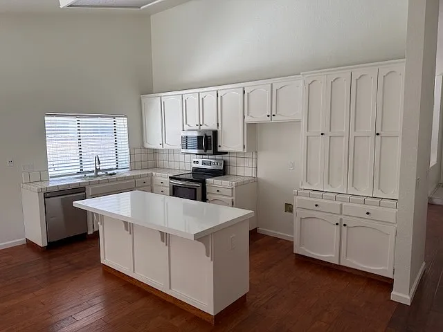 Kitchen with new quartz island top