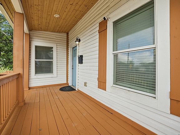 3rd image of 415 ARANSAS AVE