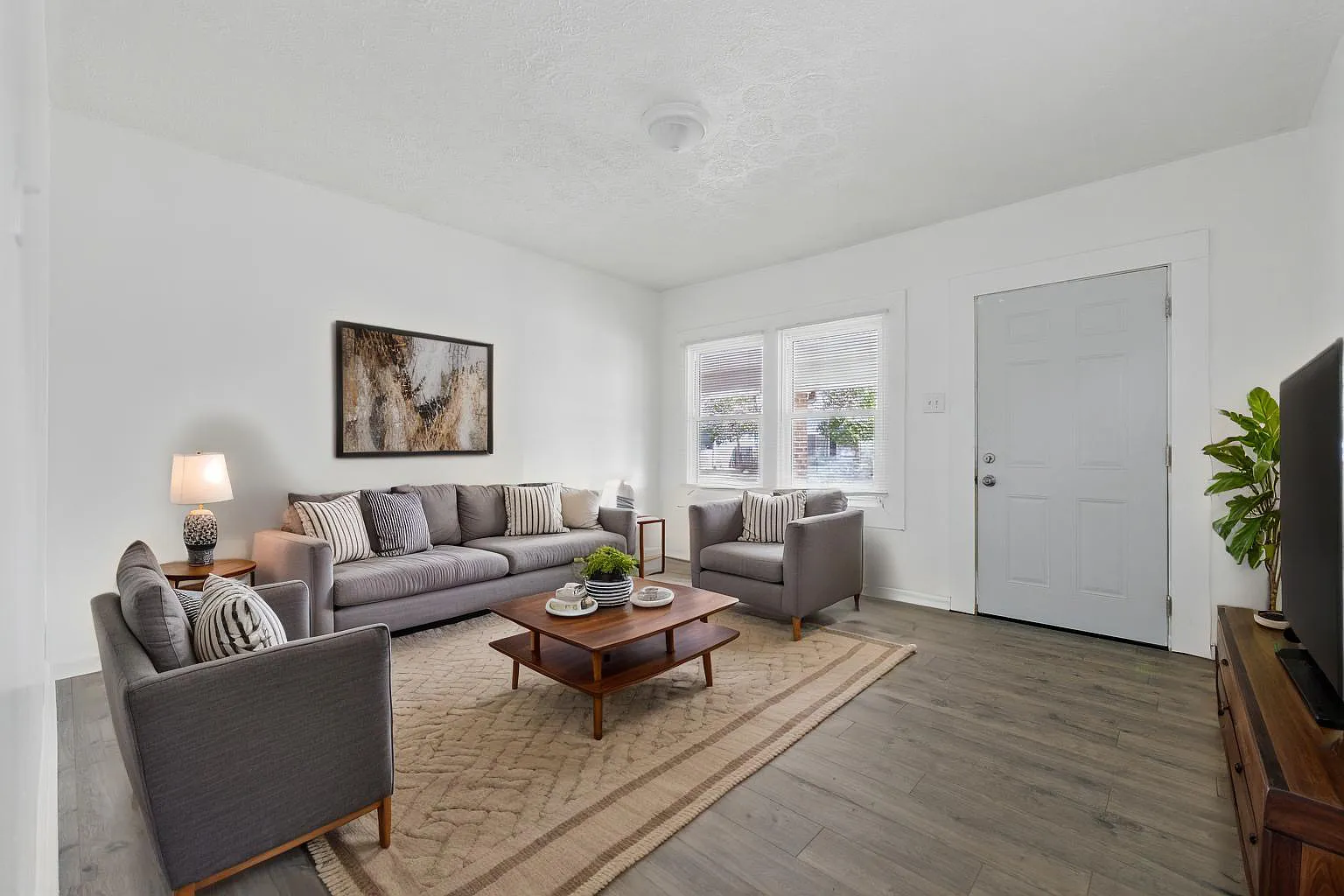2 bed, 840 sqft, $1,350 — Photo 1