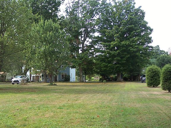 5th image of 251 Bradford St