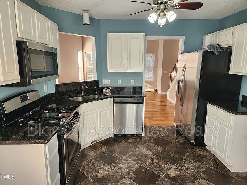 3 bed, 2.5 bath, $2,000 — Photo 3
