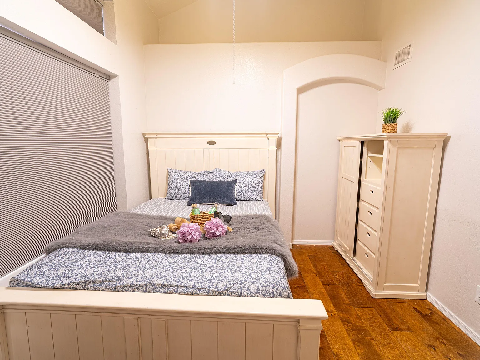 4 bed, 4.0 bath, 2827 sqft, $871 — Photo 1