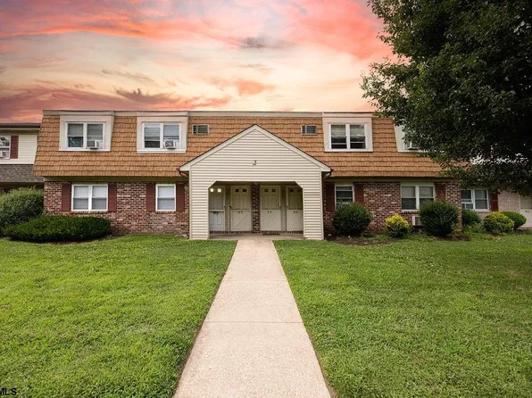 82A Oxford Vlg #82A, Egg Harbor Township, NJ 08234