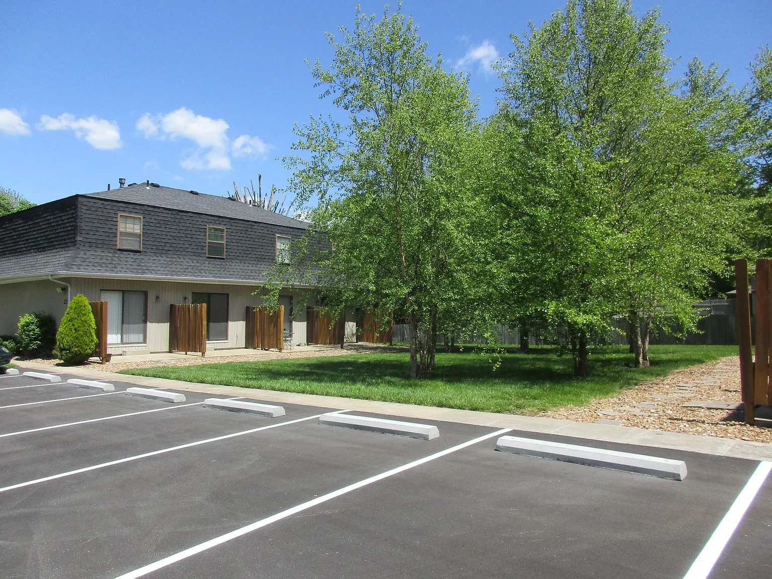 2 bed, 1000 sqft, $1,300 — Photo 2