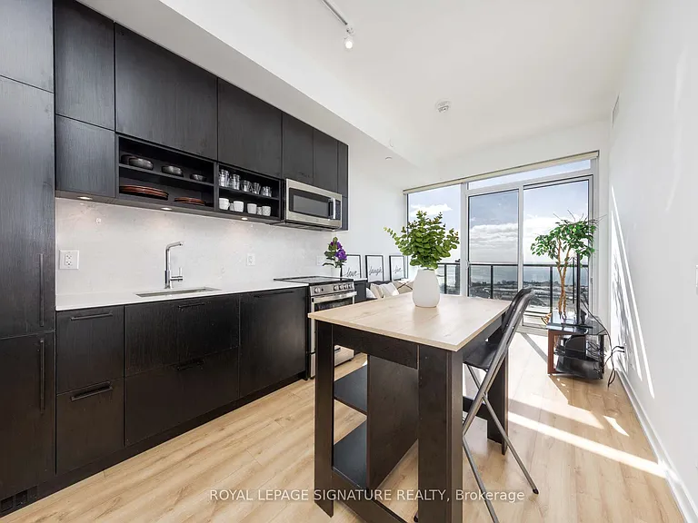 135 E Liberty St #Penthouse 9 — Photo 2