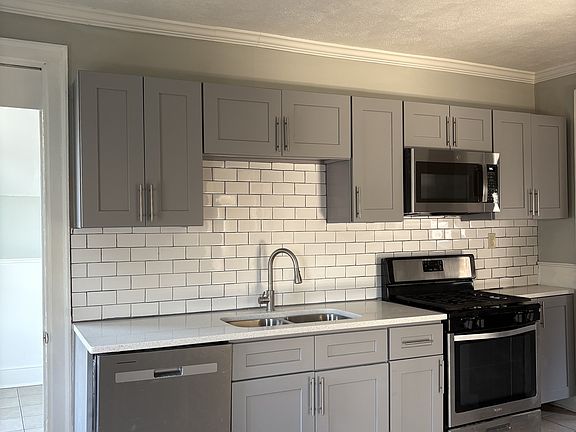 4th image of 277 Hoyt St #3
