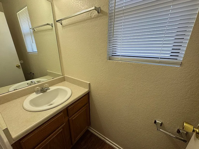 1100 Leslie Circle — Photo 8