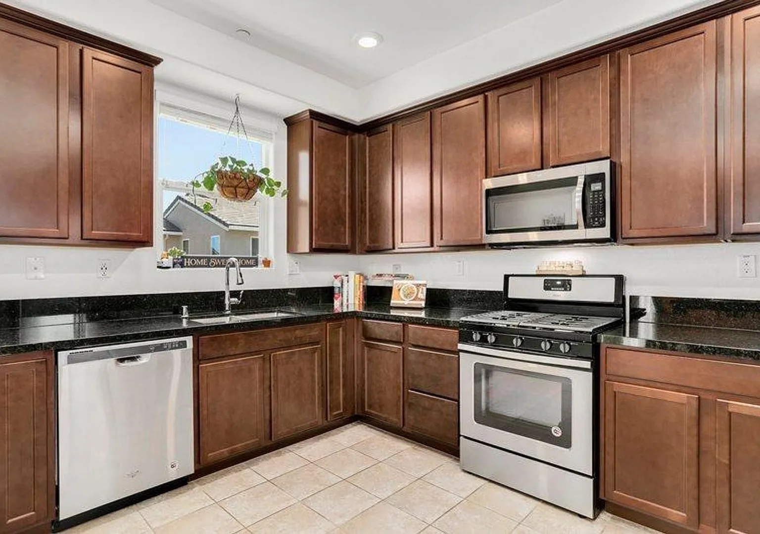 Clean 3 Bedroom 3 Bathroom Sacramento Townhome for Lease. — Photo 3