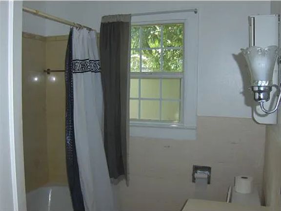 3rd image of 186 Clower St